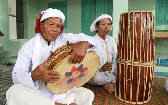 Nhạc cụ Chăm và Raglai Nghệ nhân đánh trống Baranâng và Ginang (nhạc cụ Chăm)
