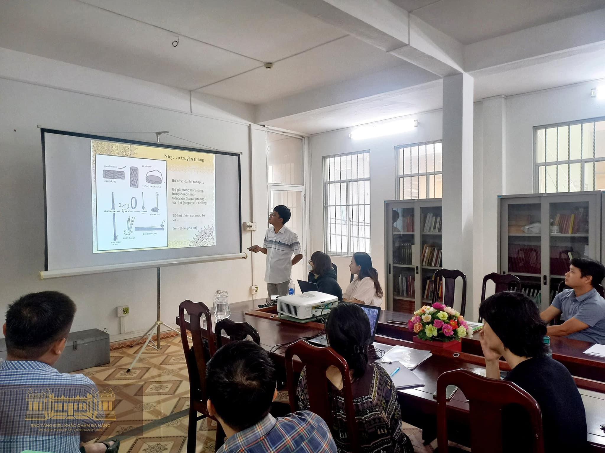 Chuyên gia của công ty tập huấn thuyết minh về Văn hóa Chăm tại Đà Nẵng