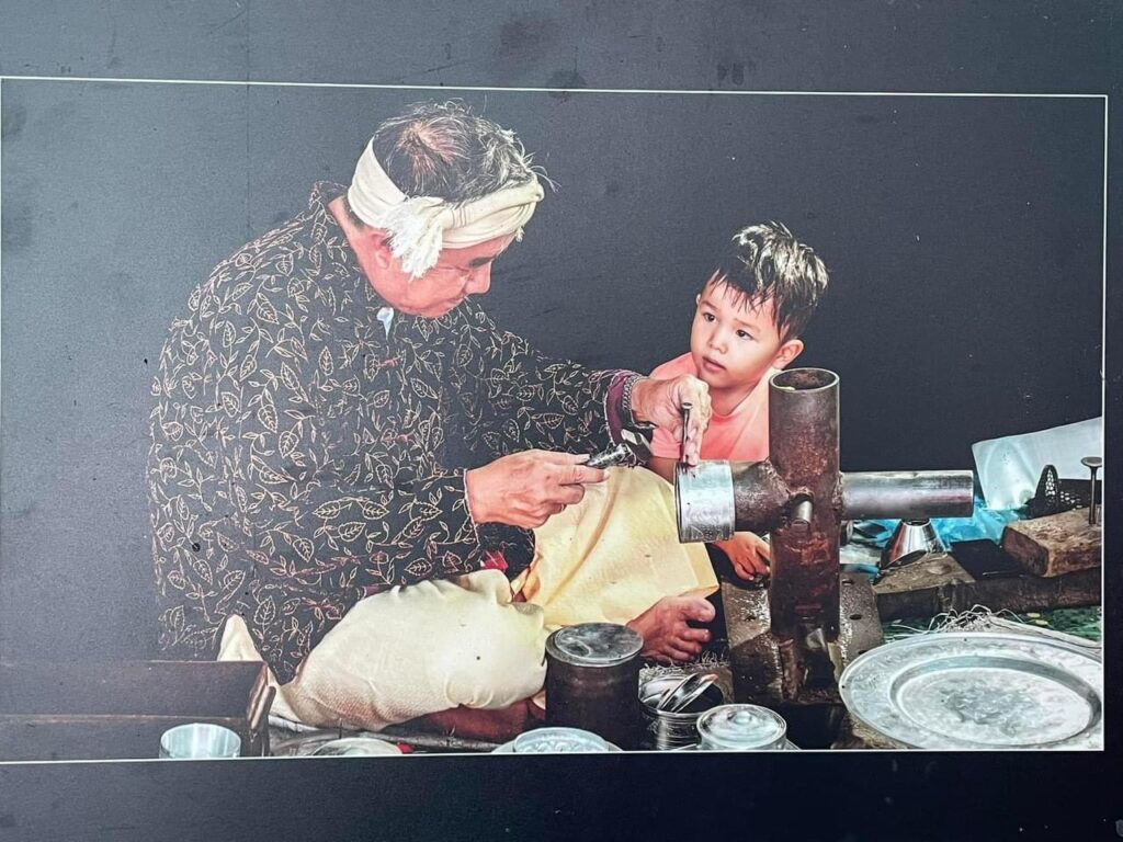 Nghề chạm khắc đồ kim loại của người Chăm