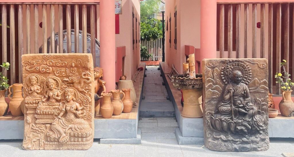 Nét đẹp phù điêu tượng Phật qua nghệ nhân làng nghề gốm Bàu Trúc