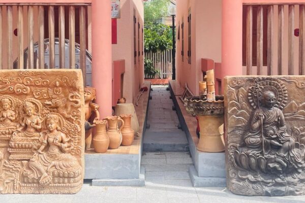 Nét đẹp phù điêu tượng Phật qua nghệ nhân làng nghề gốm Bàu Trúc